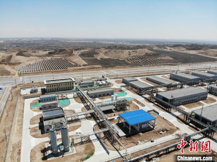 近日，位于蘭州新區(qū)的全球首套規(guī)?；?千噸級(jí))合成綠色甲醇示范裝置。　楊艷敏 攝