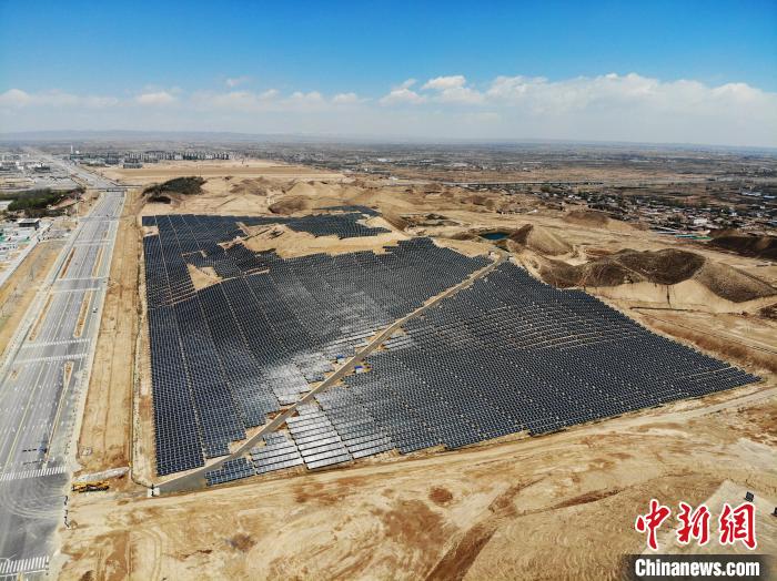 圖為該項(xiàng)目配套的10MW光伏發(fā)電場(chǎng)。　楊艷敏 攝