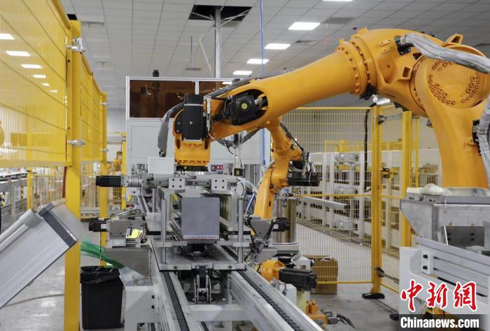 圖為高景太陽能生產(chǎn)車間?！×肿逾?攝