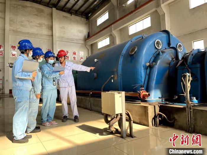 南方電網(wǎng)工作人員在貴港理昂生物質(zhì)發(fā)電有限公司開(kāi)展安全用電檢查工作?！№f振宏 攝