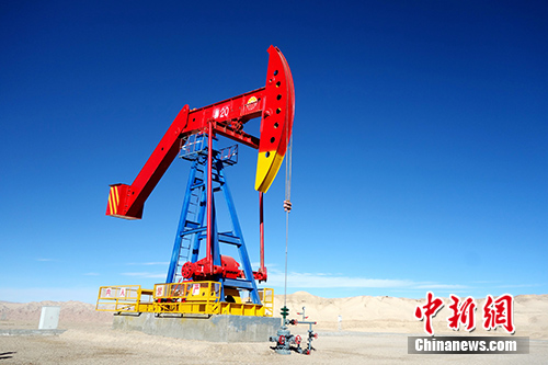 圖為地處英西探區(qū)的世界海拔最高的油井獅20井。（資料圖片）中新社記者孫睿攝
